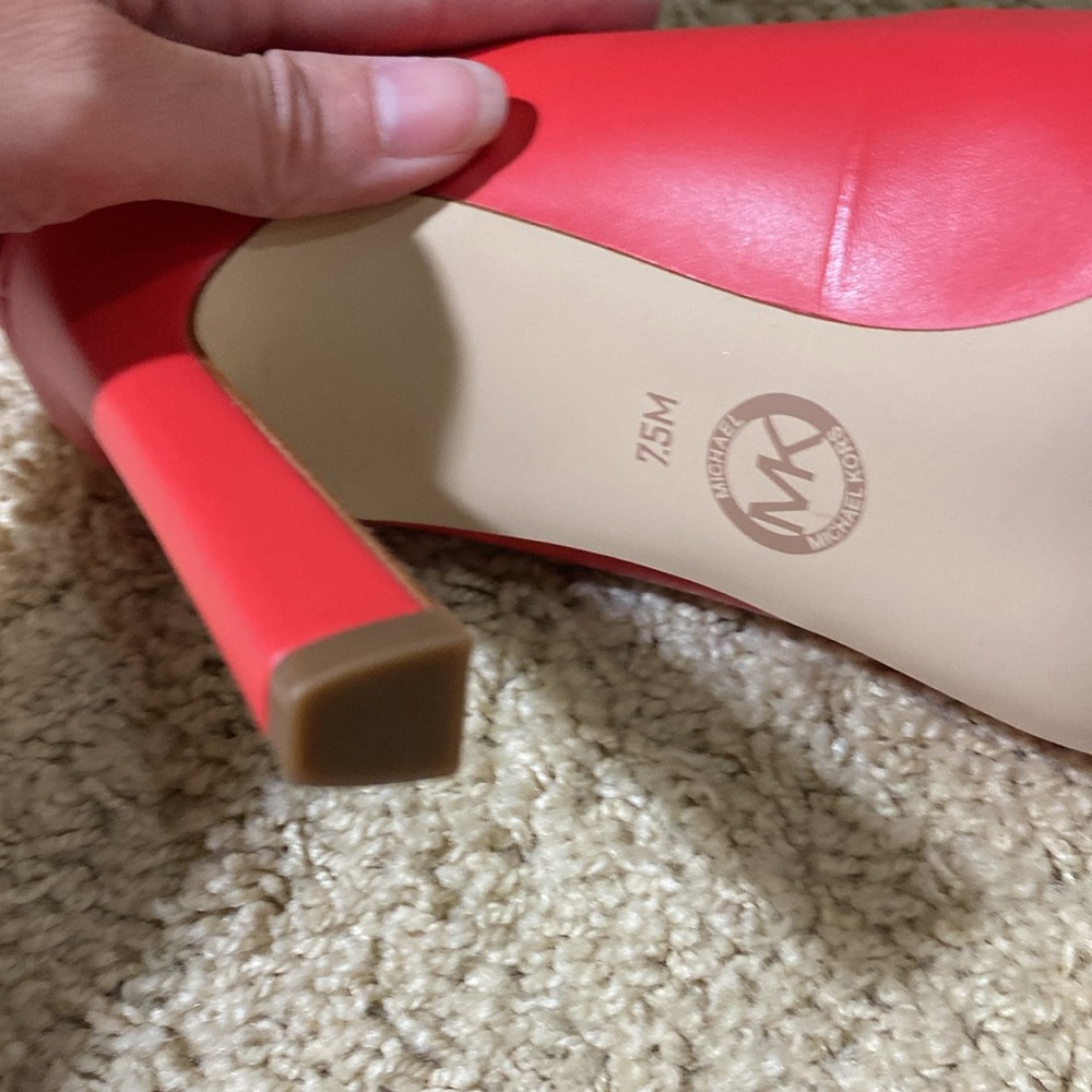 Michael Kors Brand NEW red coral gold logo Tiffanie pumps heels size 7.5 - Picture 10 of 10